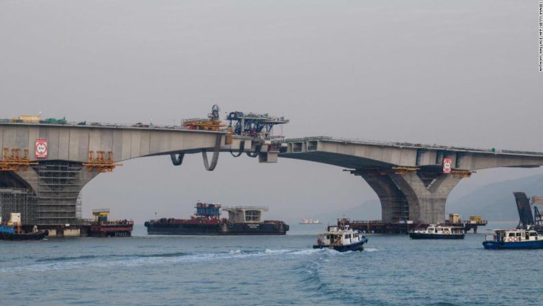 El puente Hong Kong-Zhuhai-Macao durante su construcción. La obra abrirá al público hacia la mitad del año.