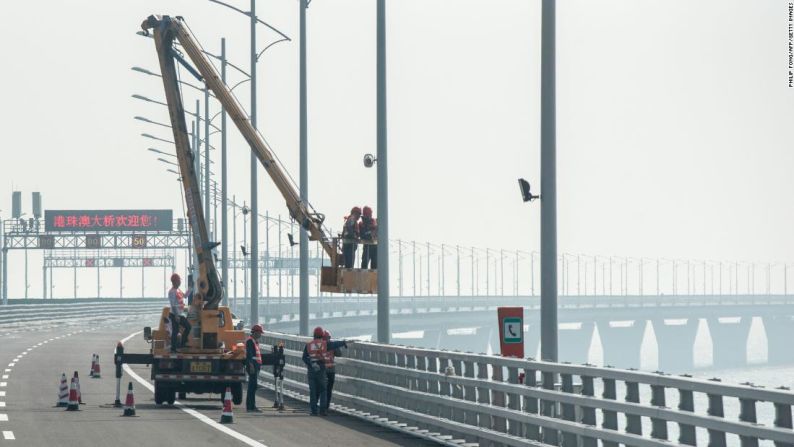 Trabajadores ponen los últimos detalles a una sección del puente.