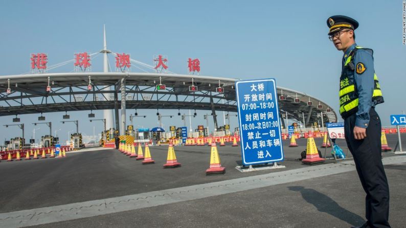 Un guardia en los puestos de peaje a la entrada del puente en la localidad de Zhuhai.