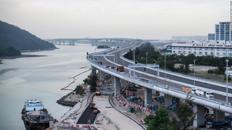 El puente Hong Kong-Zhuhai-Macao pasa junto al aeropuerto internacional de Hong Kong, la terminal aérea de carga con mayor tráfico en el mundo.