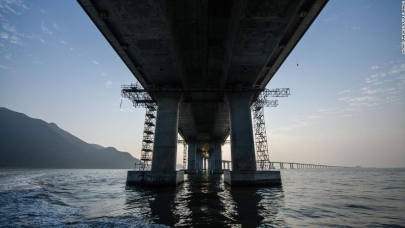 Así se ve por debajo el puente Hong Kong-Zhuhai-Macao.