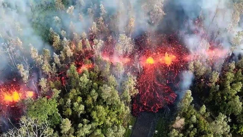 Lava fluye desde una grieta en la imagen de un video tomado por un dron sobre la comunidad de Leilani Estates en la Gran Isla. (Jeremiah Osuna