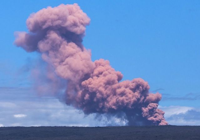 Una nube de ceniza se levanta desde el volcán Kilauea el 3 de mayo.