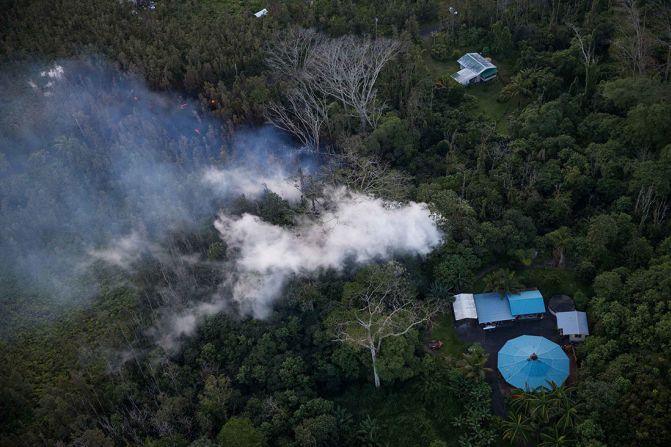 La lava se acerca amenazante a una residencia en la subdivisión de Leilani Estates en la Gran isla el 4 de mayo.