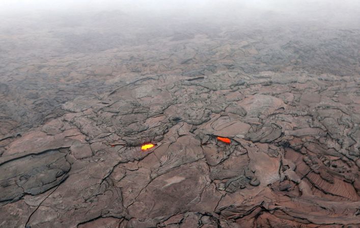 Una capa de ceniza roja emerge de un río de lava, el 30 de abril.