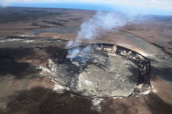 El cráter Halemaumau, visto desde un helicóptero el 23 de abril.