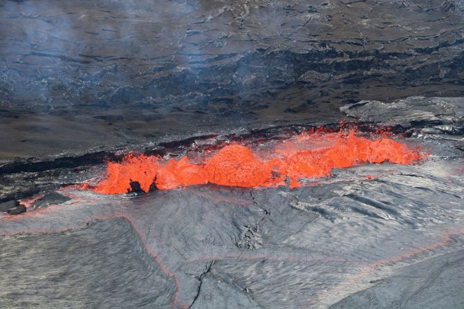 Chorros de lava en el borde del cráter Halemaumau el 22 de abril.