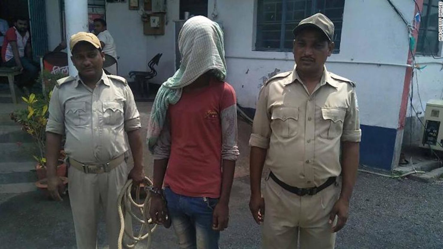 Un sospechoso (en el centro) fue detenido por la policía de la India en el caso de una adolescente de 17 años que fue presuntamente violada e incendiada.