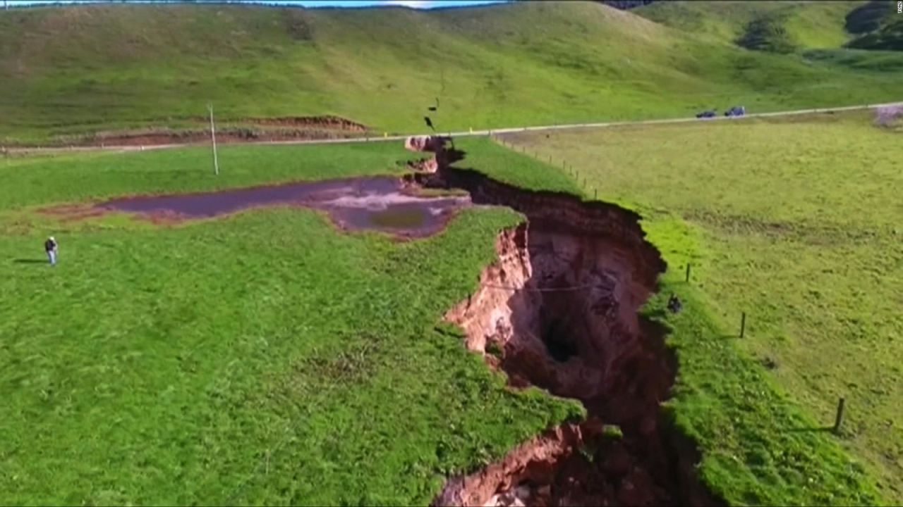 CNNE 521639 - socavon gigante se abre en medio de una granja en nueva zelandia