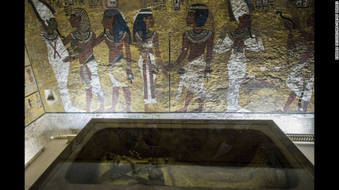 Una fotografía, tomada el 28 de septiembre de 2015, muestra el sarcófago dorado del rey Tutankamón en su cámara funeraria en el Valle de los Reyes, cerca de Luxor, Egipto.