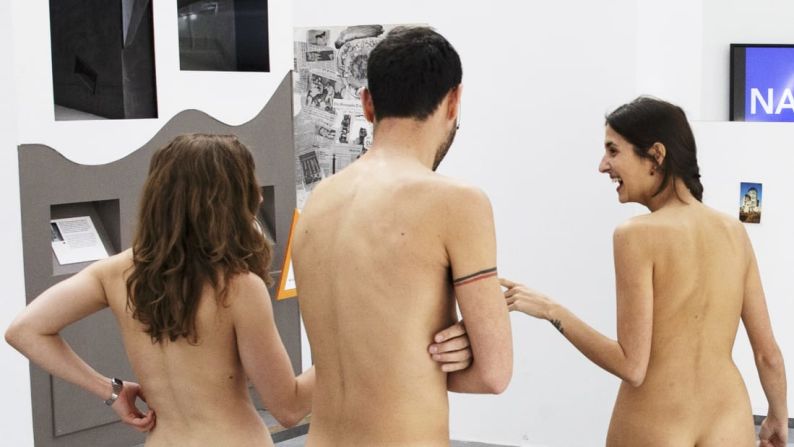 Visitantes desnudos: nudistas parisinos se dirigen al museo Palais de Tokyo para admirar el arte libres de ropa.