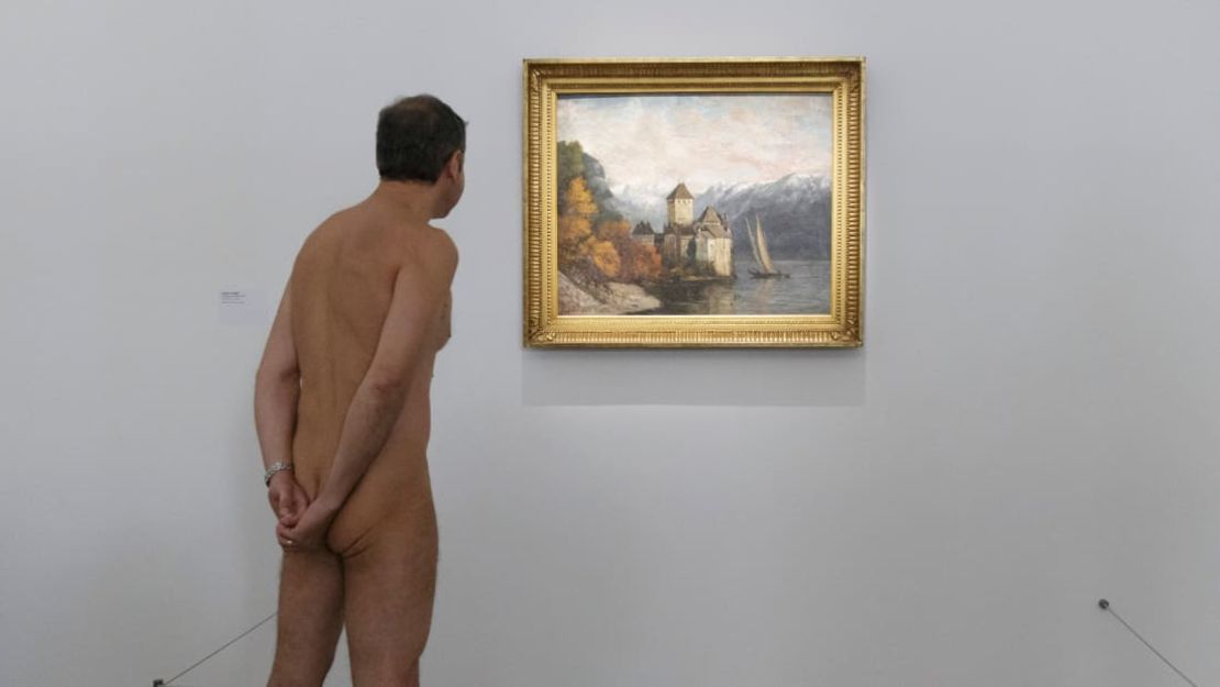 Nudistas observan la exhibición "Discorde, Fille de la Nuit” en el museo Palais de Tokyo, ubicado en París.