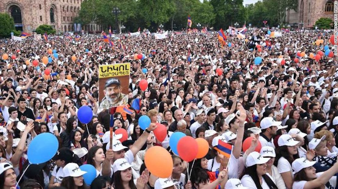 Partidarios del líder opositor Nikol Pashinyan se reúnen el 8 de mayo de 2018 en la Plaza de la República en el centro de Ereván mientras el parlamento vota por segunda vez para elegir un nuevo primer ministro.