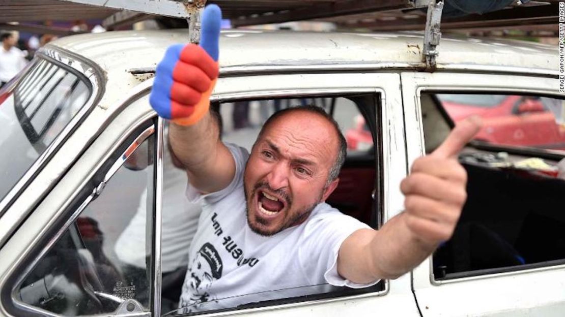 Un hombre apoya a Nikol Pashinyan el 8 de mayo de 2018 en la Plaza de la República de Ereván.