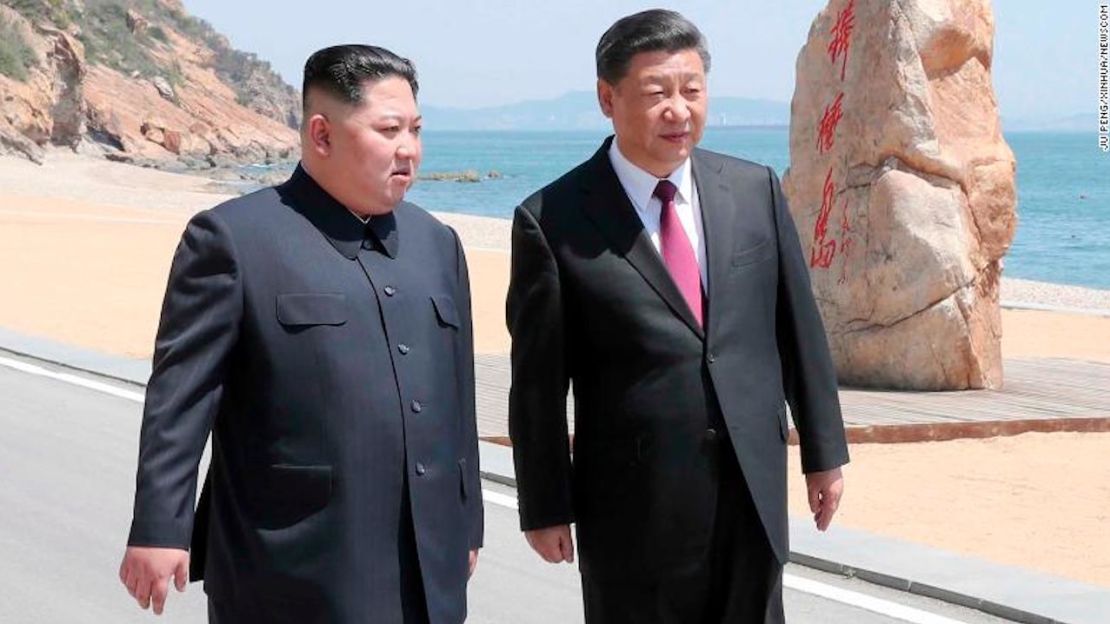 Xi y Kim dieron un paseo durante su reunión en Dalia, China, el 8 de mayo de 2018.