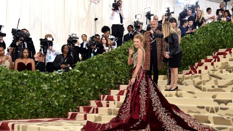 Blake Lively viste un vestido de Versace en la Gala Met en Nueva York este lunes 7 de mayo. El evento solo por invitación recauda dinero para el Instituto de vestuario del Museo Metropolitano de Arte. Mira en esta galería los atuendos más atrevidos de la noche.