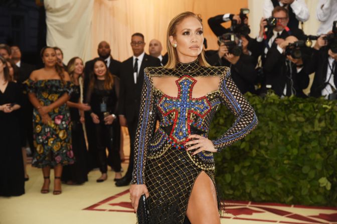 Jennifer Lopez llevó un vestido inspirado en el uniforme de un caballero templario.