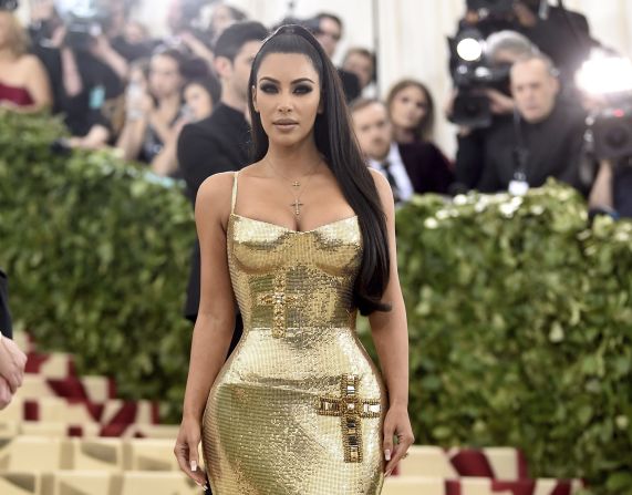 Kim Kardashian muestra un vestido ajustado con cruces bordadas.