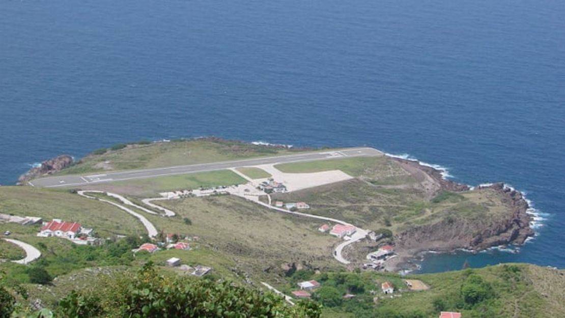 La pista del aeropuerto Juancho E. Yrausquin tiene solo 400 metros de largo.