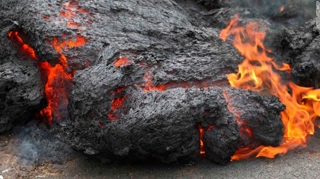 La lava quema una carretera en la comunidad de Leilani Estates, en la Isla Grande de Hawai, el pasado sábado.