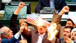 CNNE 522379 - legisladores de iran queman la bandera de ee-uu-