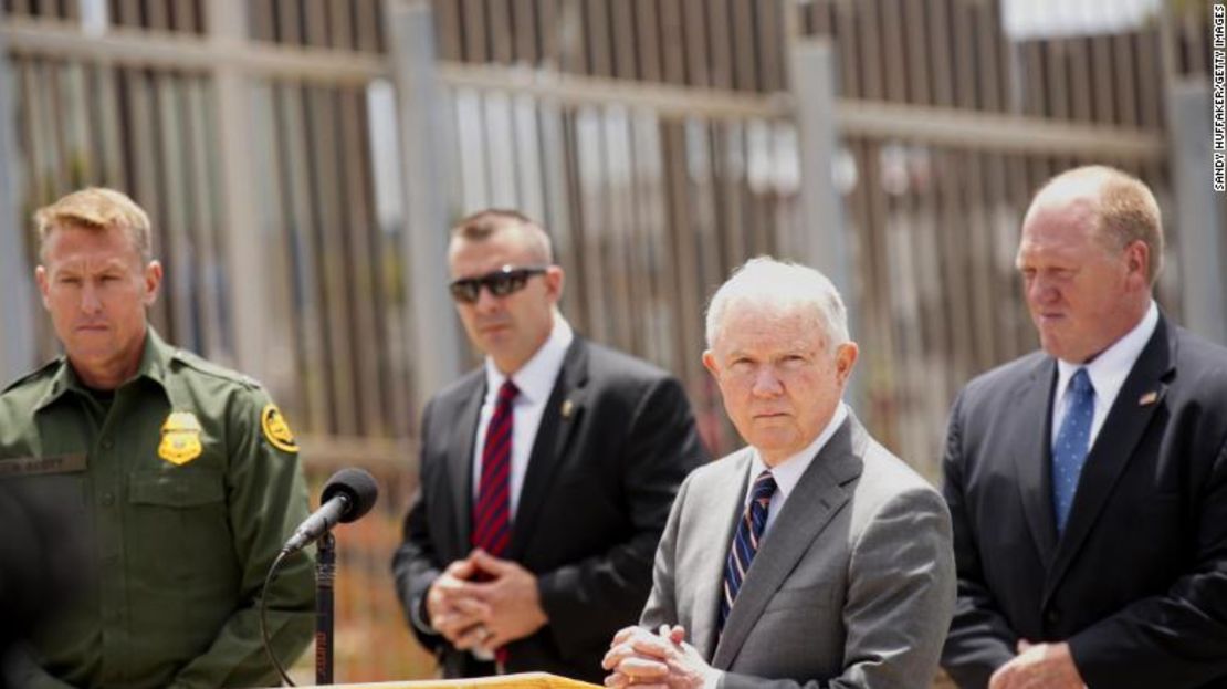 Jeff Sessions visitó la frontera en San Ysidro, California, y discutió nuevas acciones de inmigración el lunes.