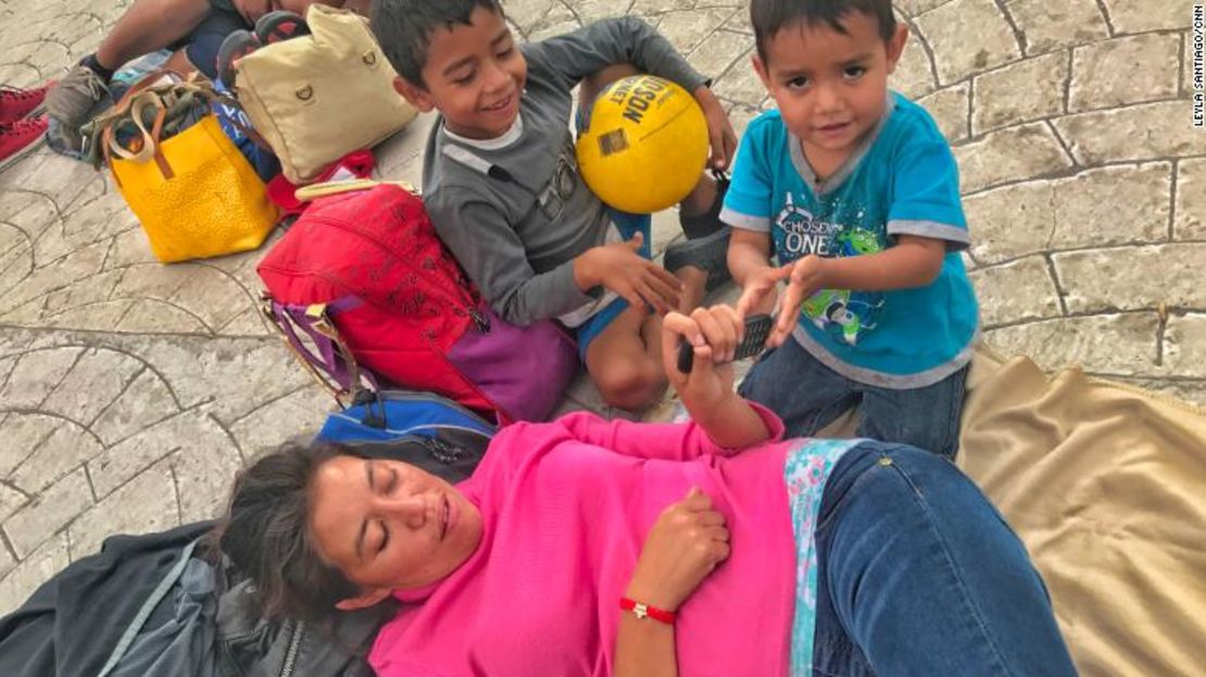 Gabriela Hernández, agotada por el viaje, se acostó cuando llegó a una plaza en Tutitlán, México. Ella dice que toda su familia se enfermó mientras viajaba con la caravana.