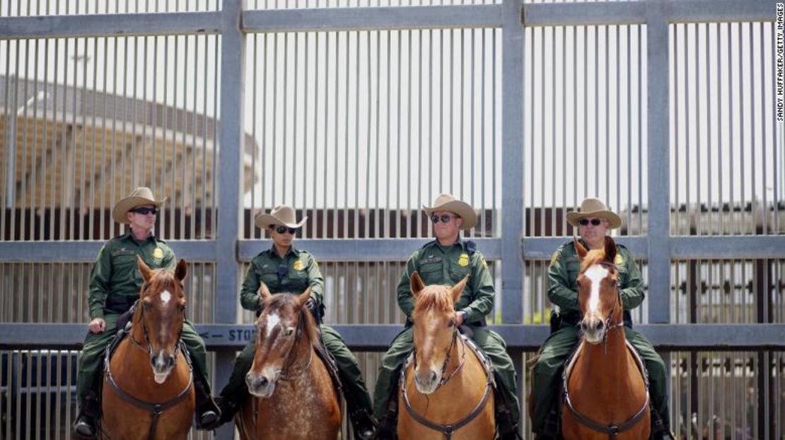 Agentes fronterizos en una patrulla a caballo cerca de San Ysidro durante la visita de Jeff Sessions. Se están intensificando las acciones contra todos los que cruzaron la frontera ilegalmente.