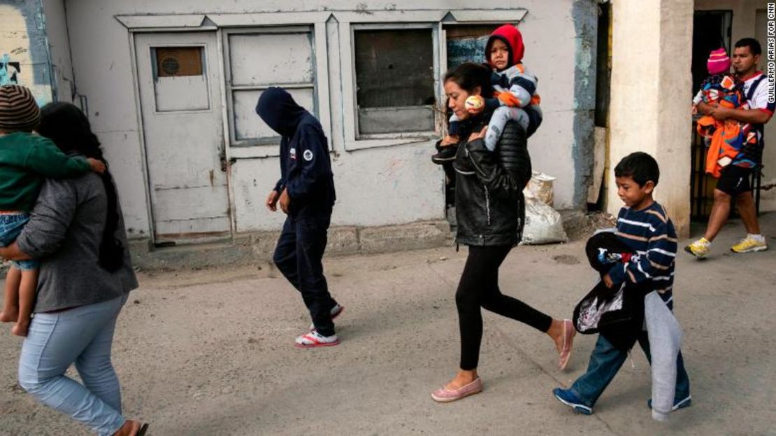 Gabriela Hernández lleva a Jonathan con Omar junto a ella en Tijuana, antes de entregarse a las autoridades estadounidenses.