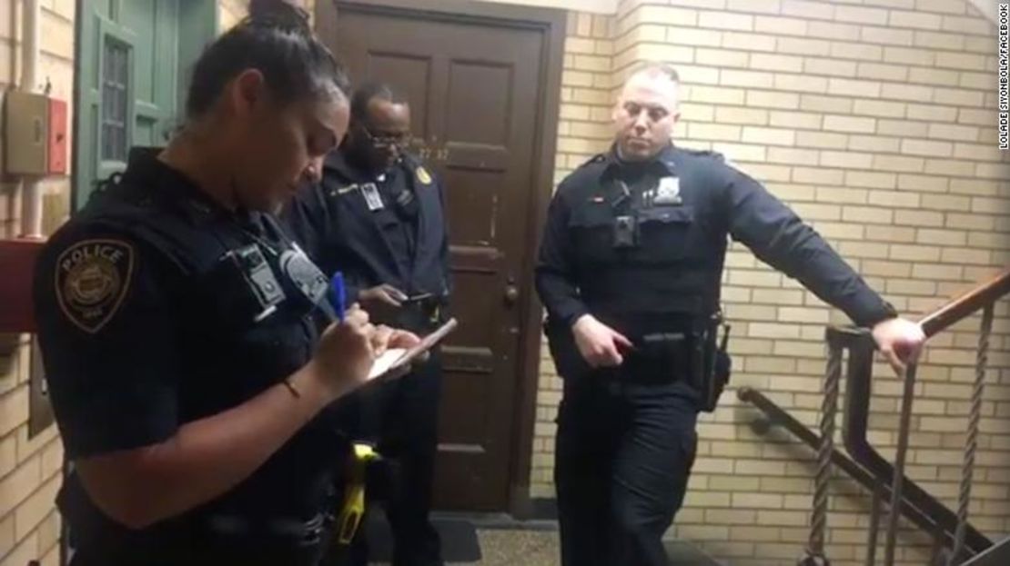 Policías de la Universidad de Yale respondieron a una llamada por una estudiante que dormía en la sala común de un dormitorio del campus.