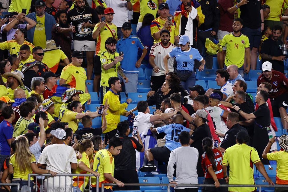 Los aficionados de Colombia pelean con los aficionados de Uruguay durante el partido semifinal de la Copa América 2024.