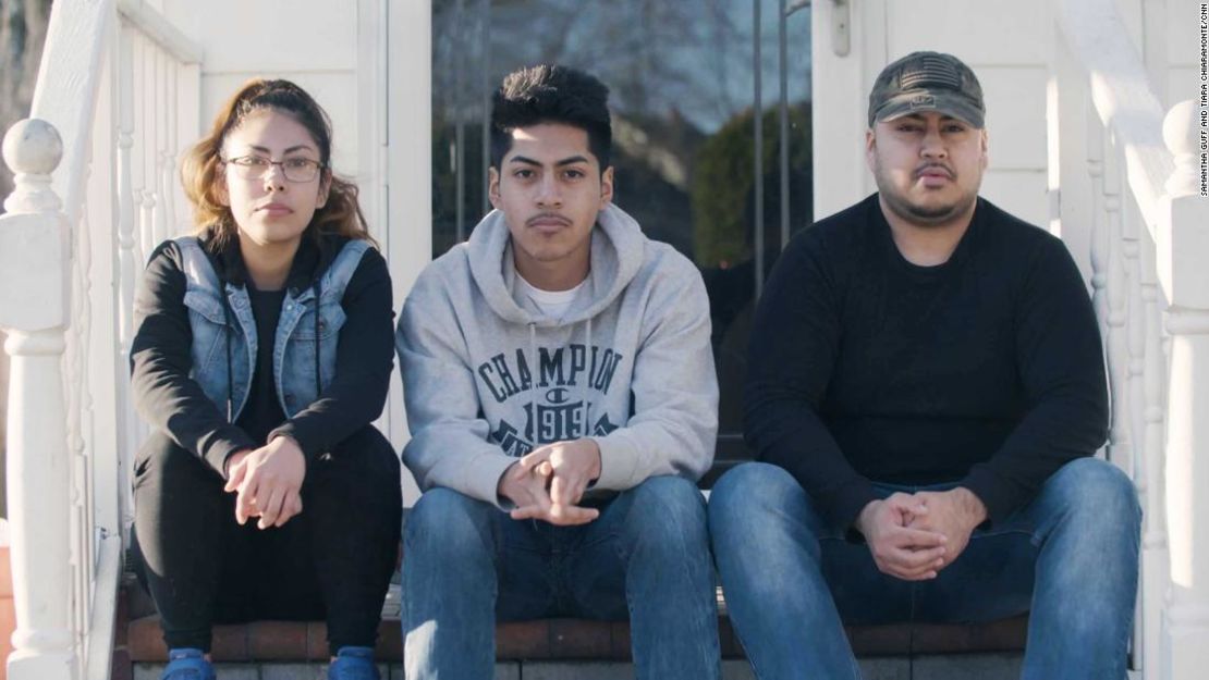 Los hijos de los Campos, sentados frente a su casa.