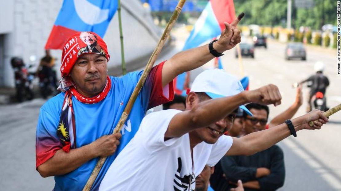 Los partidarios del ex primer ministro malasio Mahathir Mohamad celebran fuera del Palacio Nacional.