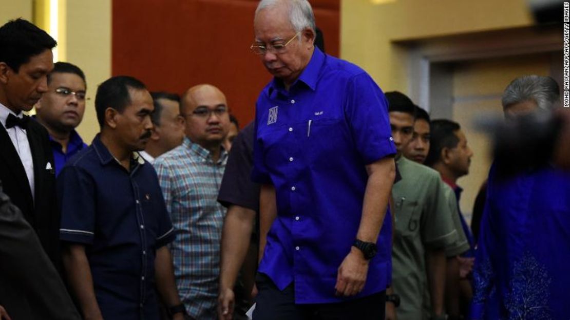 El primer ministro saliente de Malasia, Najib Razak, de la coalición del partido Barisan Nasional llega para dirigirse a los medios luego de la pérdida de las elecciones.