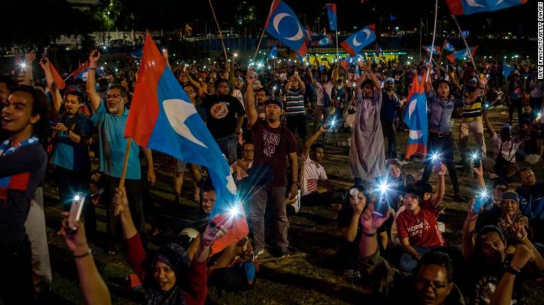 Los partidarios de Mahathir Mohamad animan mientras miran televisión en vivo el anuncio de resultados en Kuala Lumpur.