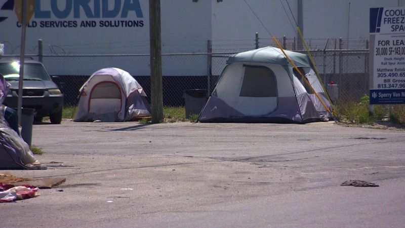 Cerca de 200 delincuentes sexuales de un campamento en miami buscan dónde vivir | cnn