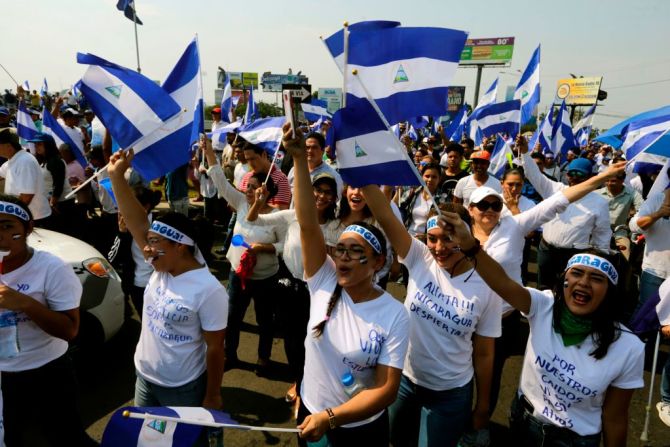 Manifestantes protestan contra el gobierno de Nicaragua, en Managua, el 9 de mayo de 2018.