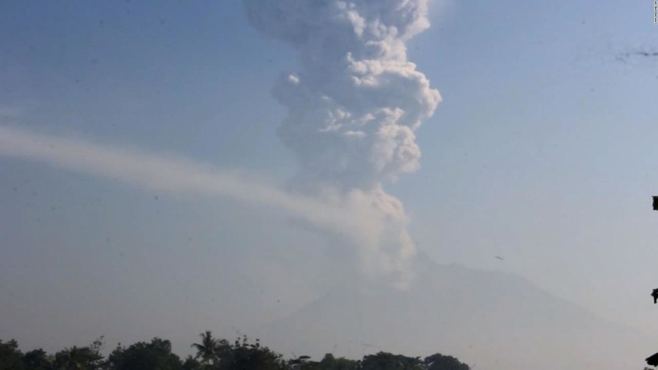 CNNE 523127 - hace erupcion volcan merapi en isla de indonesia