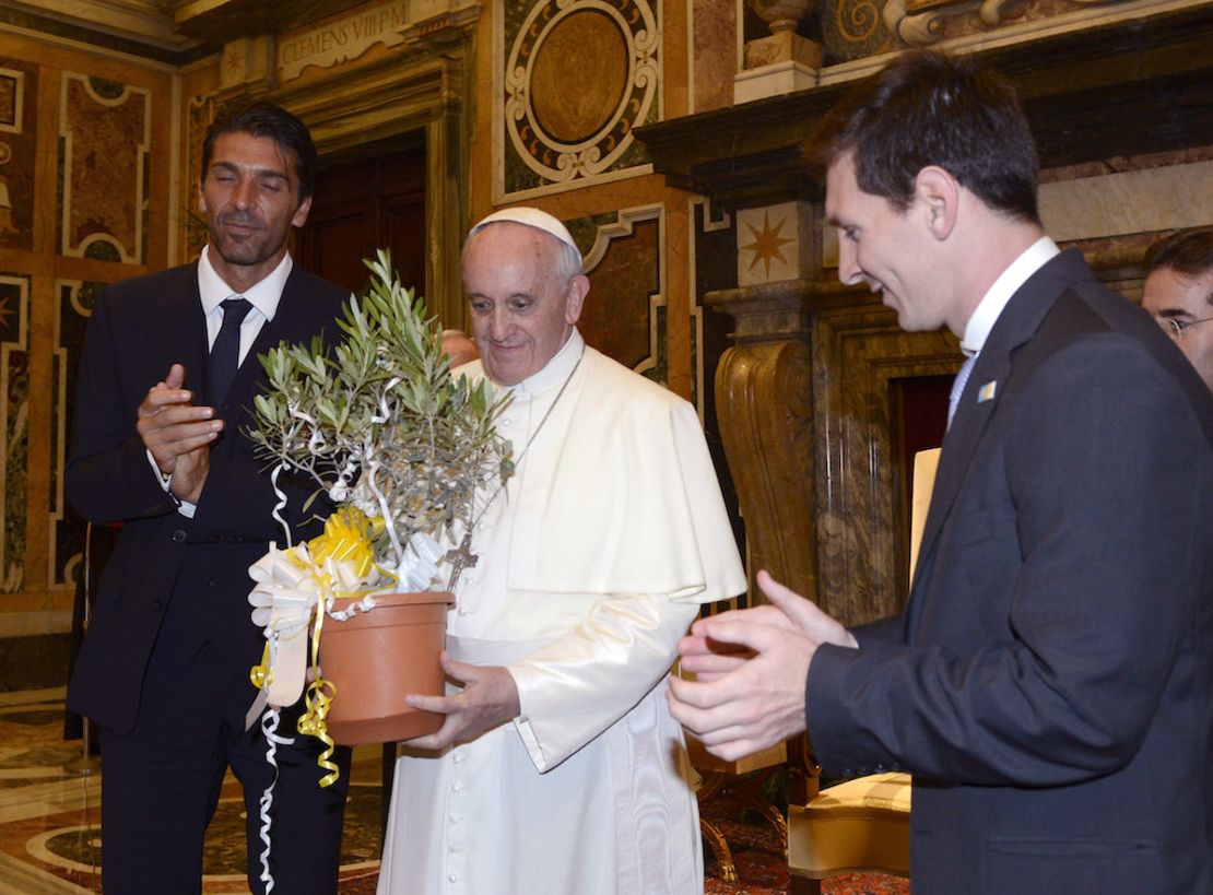 El papa Francisco cambia regalos con Gianluigi Buffon, de Italia, y con Lionel Messi, de Argentina, durante una audiencia privada con las selecciones de fútbol de ambos países, antes de un partido amistoso en agosto de 2013.