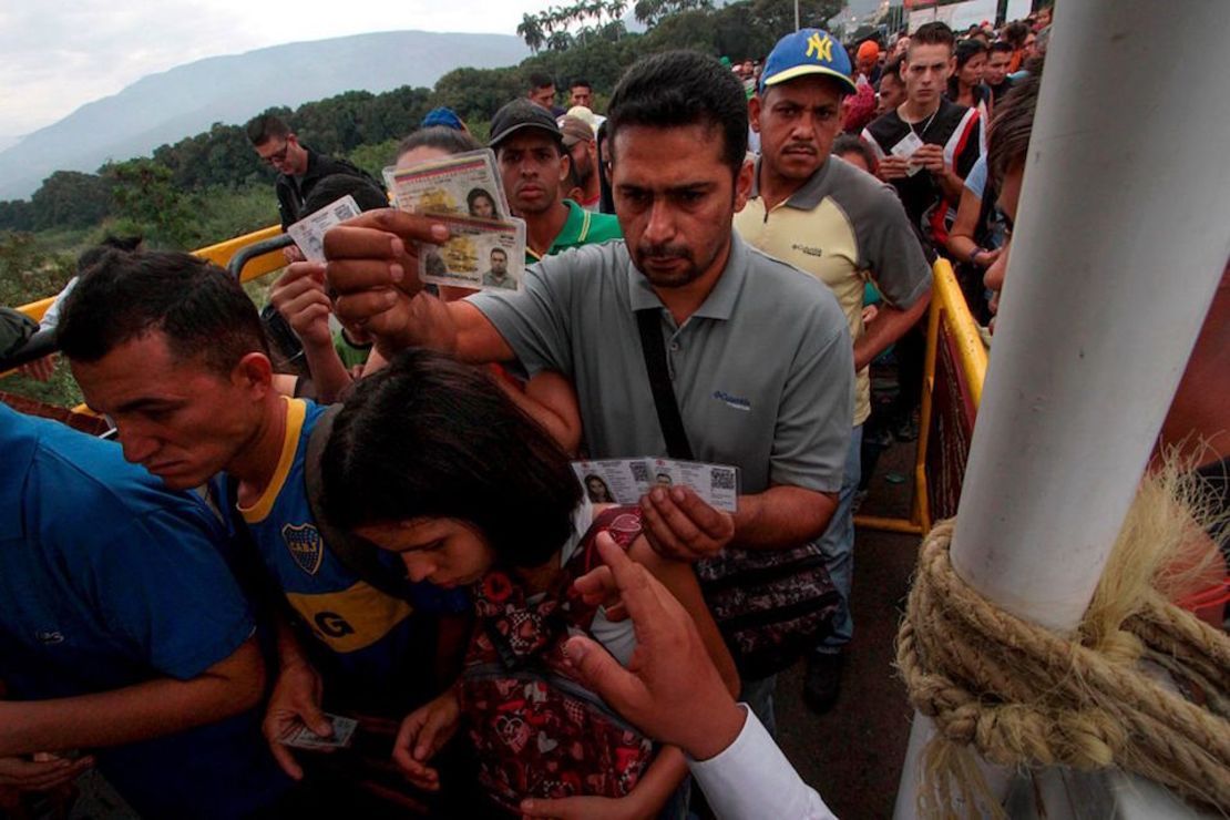 Venezolanos cruzan el puente internacional Simón Bolívar de San Antonio del Táchira en Venezuela a la provincia de Norte de Santander en Colombia.