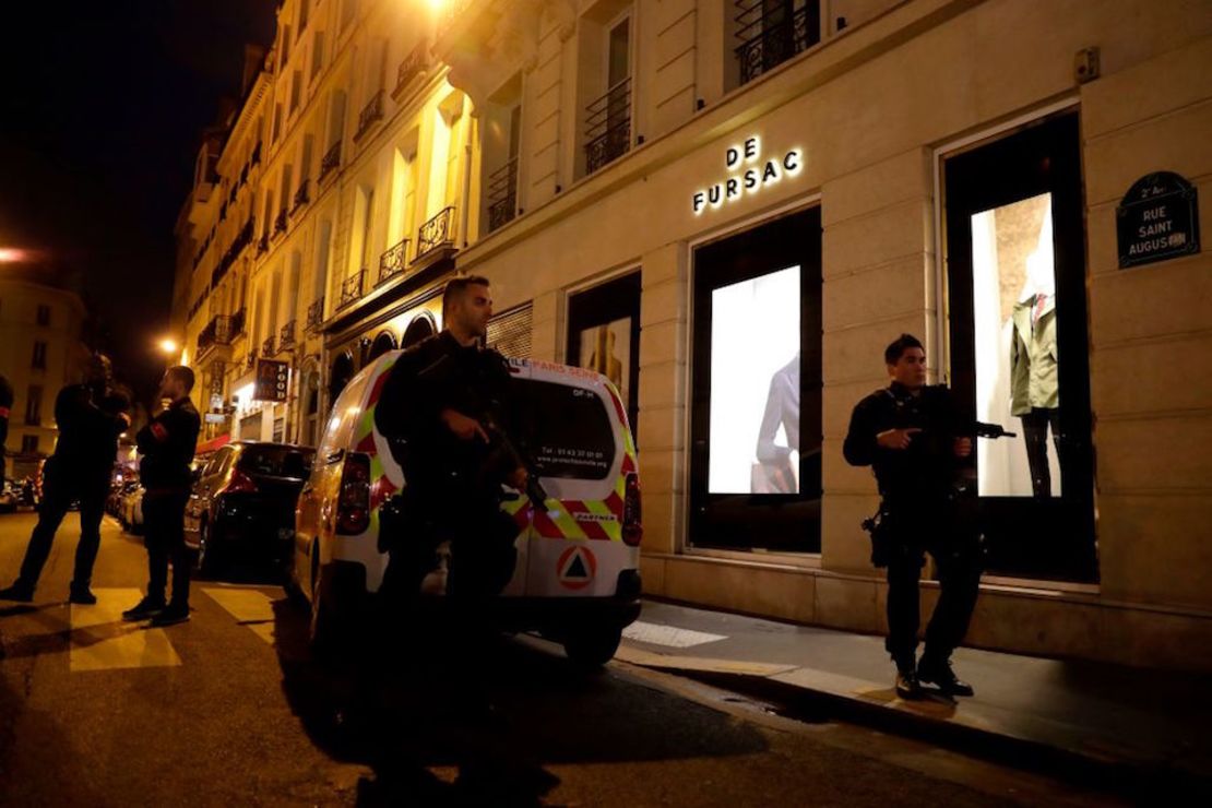 Policías hacen guardia en una calle del centro de París luego de un ataque con cuchillo que dejó varios lesionados.