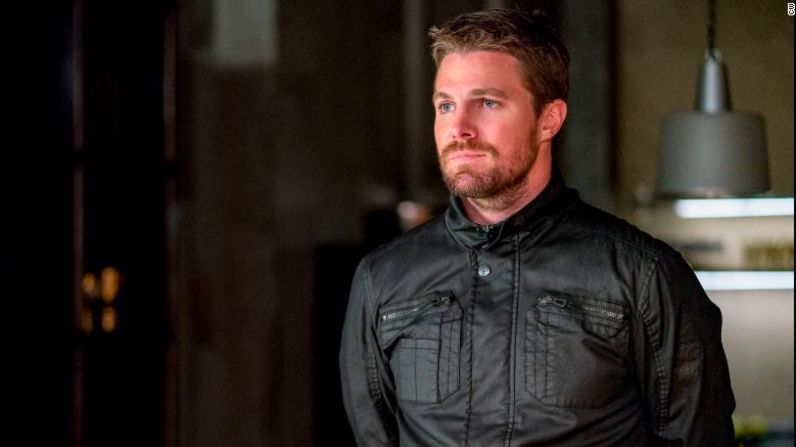 9. OLIVER. El actor Stephen Amell interpreta el personaje de "Oliver Queen" en la serie "Arrow".