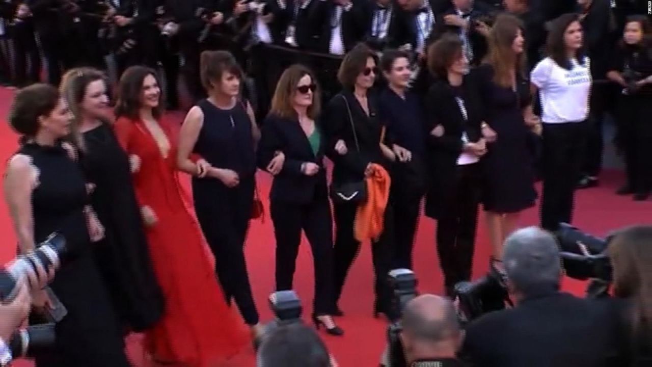 CNNE 523661 - 82 mujeres hicieron un llamado a la igualdad durante el festival de cannes