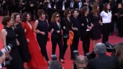 CNNE 523661 - 82 mujeres hicieron un llamado a la igualdad durante el festival de cannes