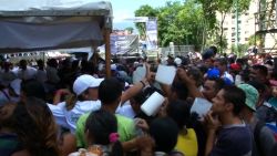 CNNE 523663 - candidato javier bertucci reparte comida en campana