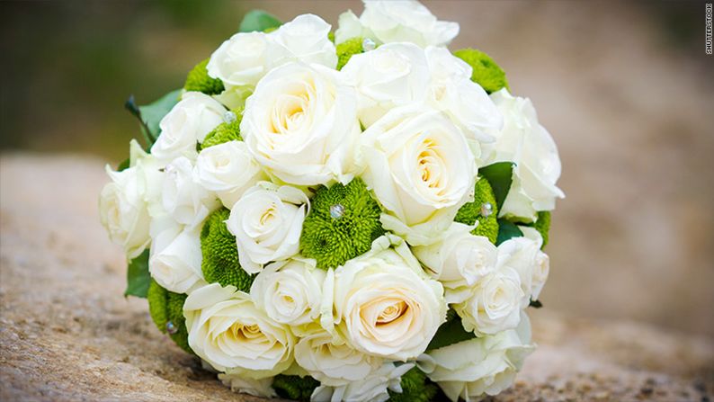 Los arreglos florales de la boda incluirán rosas blancas.