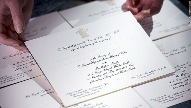 Las invitaciones de boda reales se suelen hacer con relieves de oro.