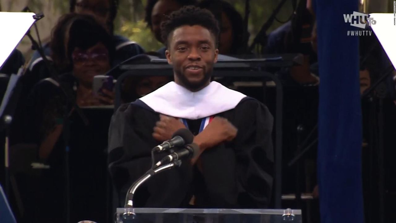 CNNE 524092 - 'black panther' saluda a los graduados al estilo 'wakanda'