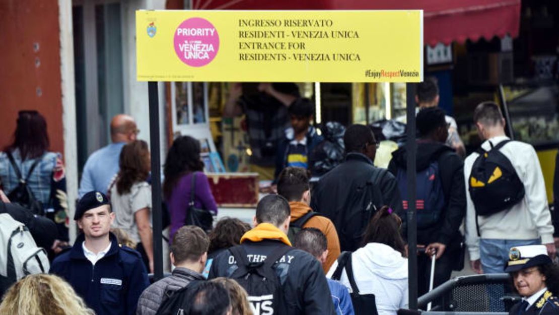 Los ciudadanos y turistas de Venecia pasan por los torniquetes en el fin de semana del Primero de Mayo, lo que limita la aglomeración de turistas.