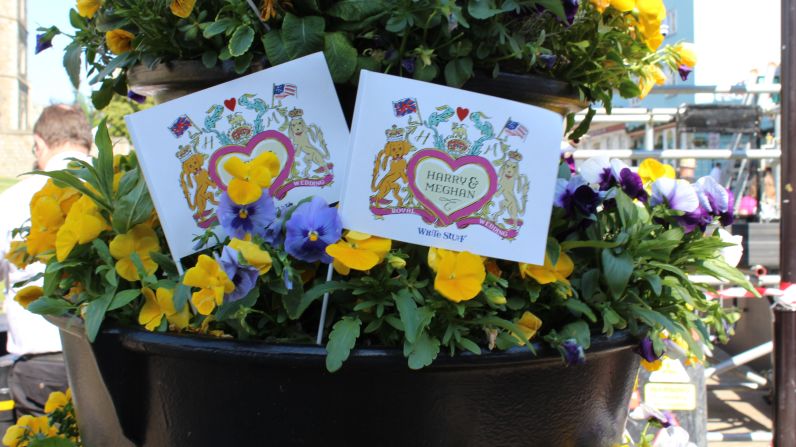 Arreglos florales y tarjetas de felicitación para la pareja real en los alrededores del Castillo de Windsor.